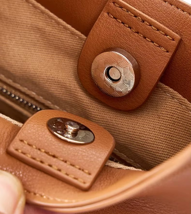 Crescent-Shaped Shoulder Bag in Genuine Cowhide Leather